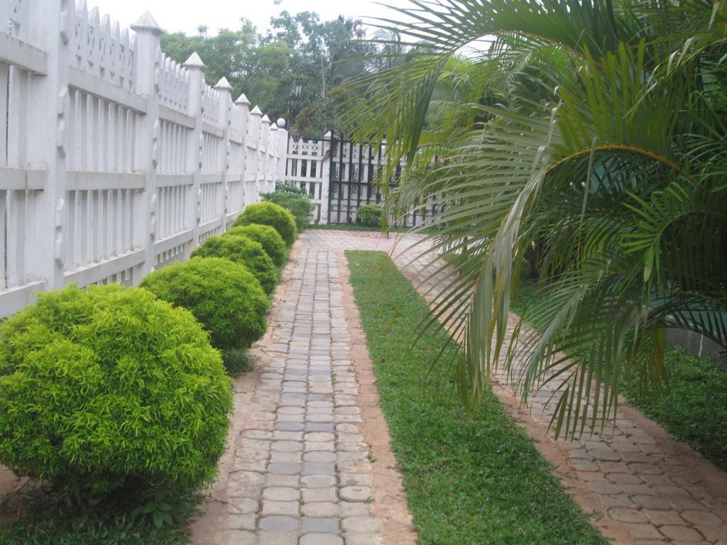 Hotel Kiyara Dambulla Buitenkant foto